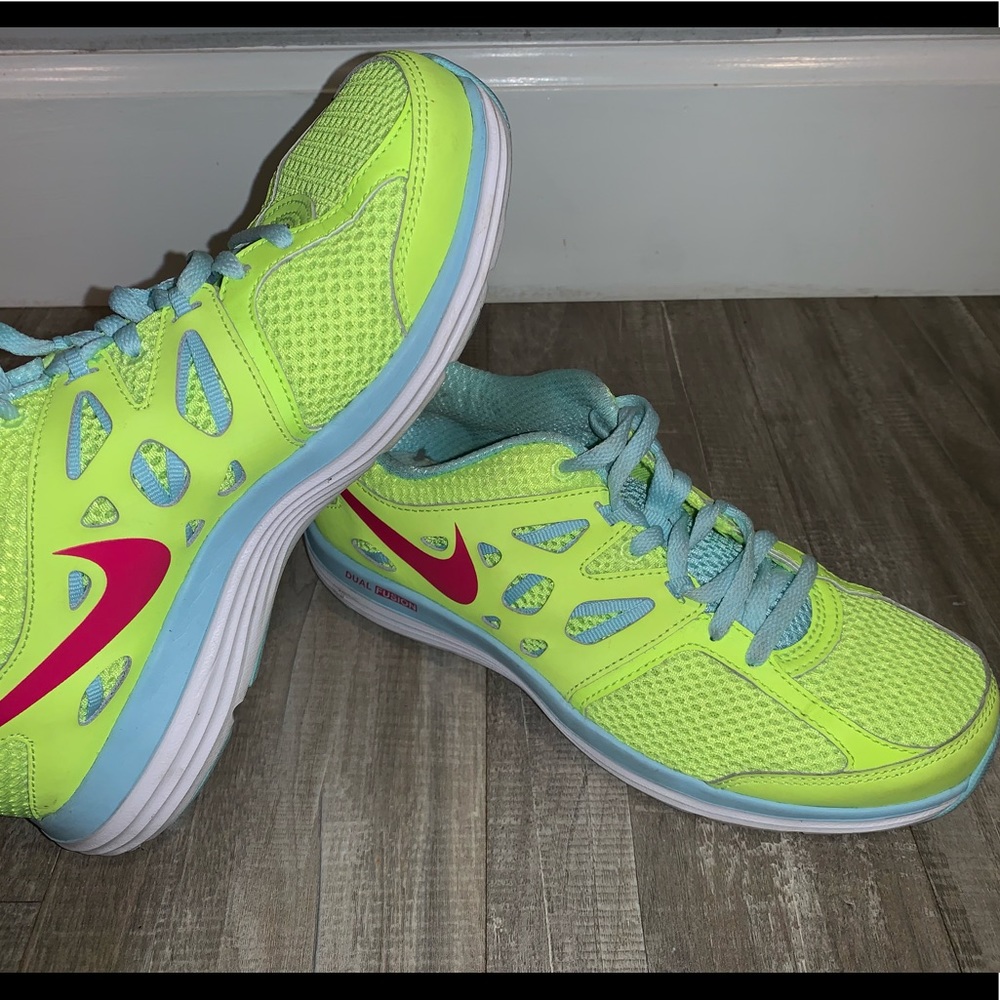 Tennis shoes.